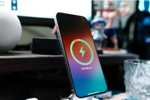 龙岩苹果15换屏服务分享用什么充电器给iPhone15充电更好 